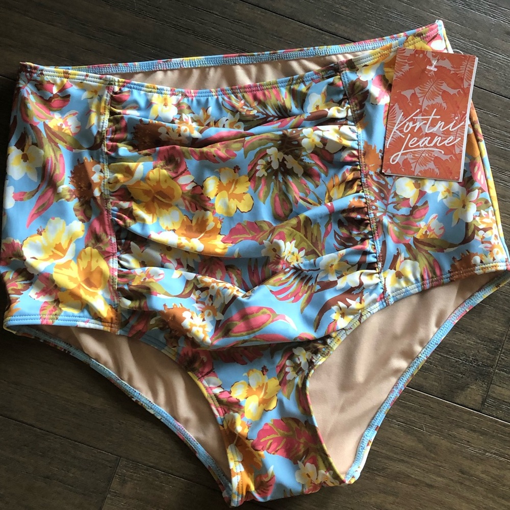 Medium nwt sweet hibiscus ruched bottoms